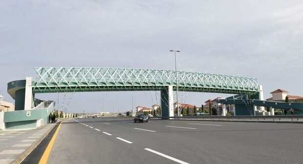 İlham Əliyev Bakıda yerüstü piyada keçidinin açılışında