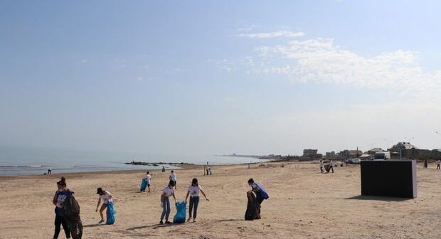 Sumqayıtda məişət tullantıları ilə çirklənmiş dəniz sahili təmizləndi – FOTO