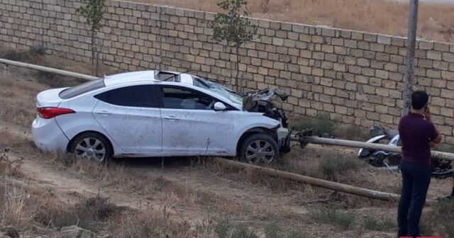Bakıda avtomobil işıq dirəyinə çırpılıb, xəsarət alan var