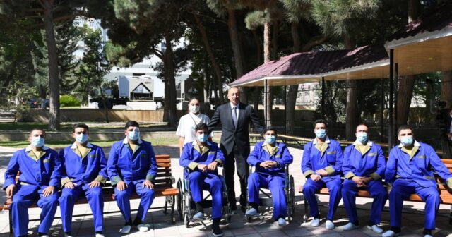 İlham Əliyev və xanımının yaralı hərbçilərlə görüşündən – Fotolar