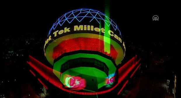 Ankaranın simvolu Azərbaycan bayrağının rənglərinə büründü
