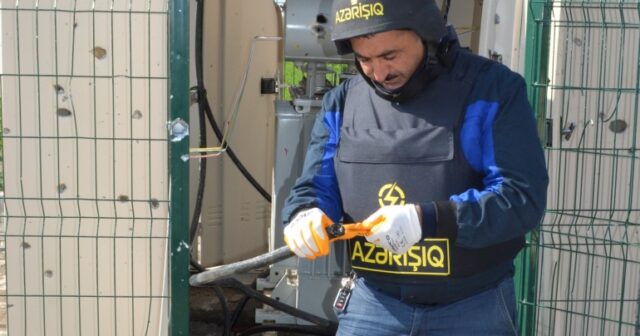 “Azərişıq”: Düşmən atəşi nəticəsində yaşayış məntəqələrimizin elektrik şəbəkəsinə vurulan ziyan aradan qaldırılır
