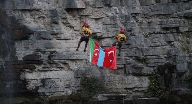 Türkiyəli alpinistlərin UNESCO-nun siyahısında olan şəlalədən Azərbaycana dəstəyi