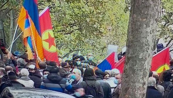 Ermənilər Parisdə mitinqə terrorçu PKK bayrağı ilə çıxdılar – FOTO