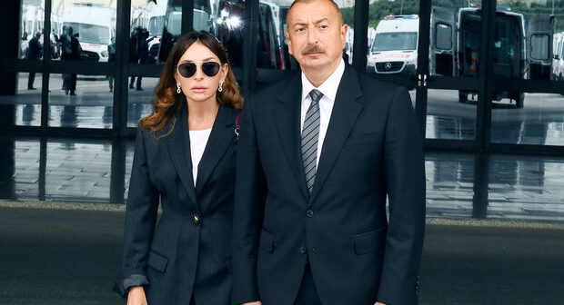 İlham Əliyev və Mehriban Əliyeva bir aylıq əməkhaqlarını Silahlı Qüvvələrə Yardım Fonduna ianə ediblər