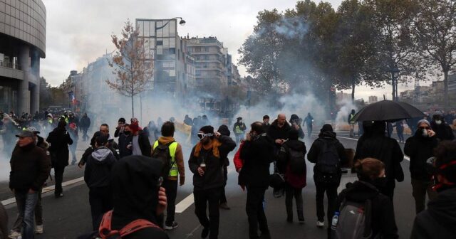 Parisdə polis gözyaşardıcı qaz və su şırnaqlarından istifadə etdi