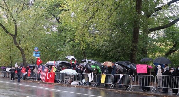 Nyu-Yorkda Fransa və Makronun anti-islam mövqeyinə yağış altında etiraz – FOTO