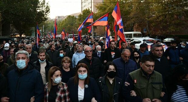 İrəvanda insanlar məhkəmə binasının qarşısına toplaşdılar