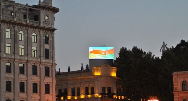 Tbilisidə reklam lövhələrində Azərbaycan bayrağı əks olunub – FOTO