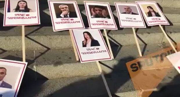 İrəvanda etirazların üçüncü günü: Rəsmilərin fotoları ayaq altına düzülür