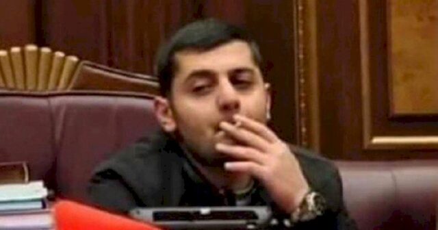 Spikerin kreslosunda siqaret çəkən gənci öldürdülər
