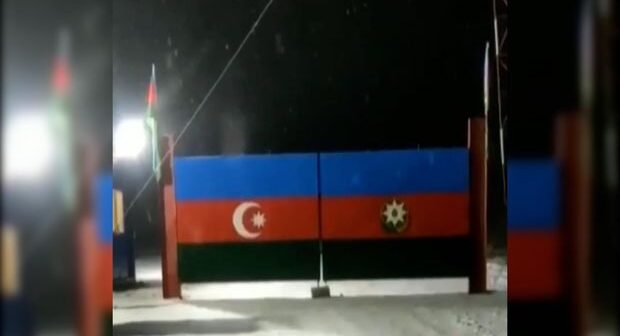 Zod qızıl yatağı qarşısındakı qapı Azərbaycan bayrağının rənglərinə boyandı