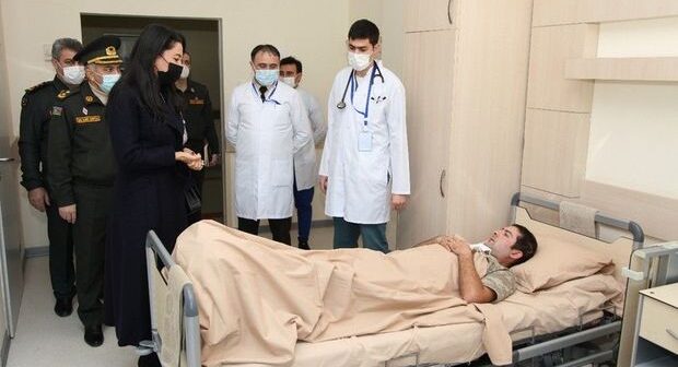 Ombudsman yaralanmış hərbçilərə baş çəkdi – FOTO