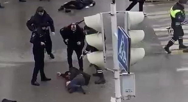 Qroznıda küçənin ortasında polislərə silahlı hücum