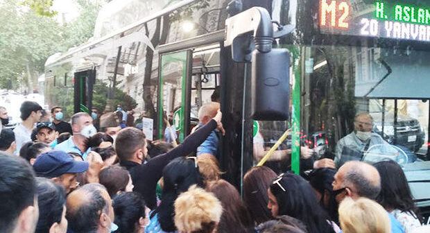 Deputat marşrut avtobuslarındakı sıxlıqdan şikayətləndi: Metro açılmalıdır