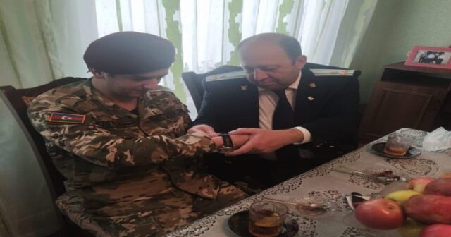 QAZİ İLKİN ABIYEVLƏ GÖRÜŞDƏ DUYĞULU, KÖVRƏK ANLAR YAŞANDI, RAYON PROKURORU QOL SAATINI QAZİYƏ HƏDİYYƏ ETDİ – FOTOLAR