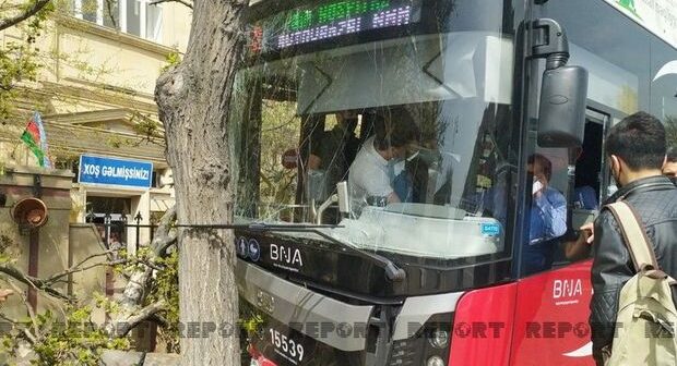 “BakuBus”un avtobusu ağaca çırpıldı: Xəsarət alanlar var – FOTO