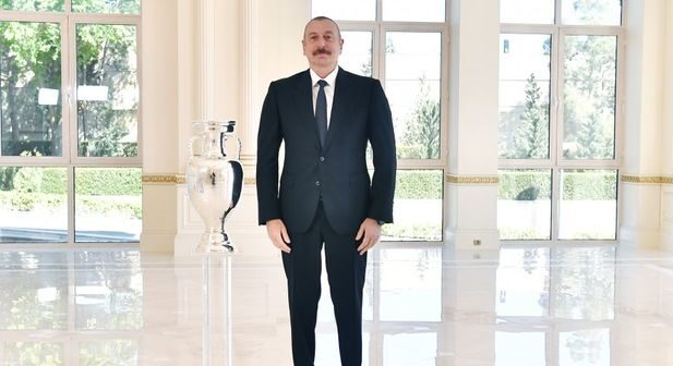 AVRO-2020-nin kuboku İlham Əliyevə təqdim olundu – FOTO