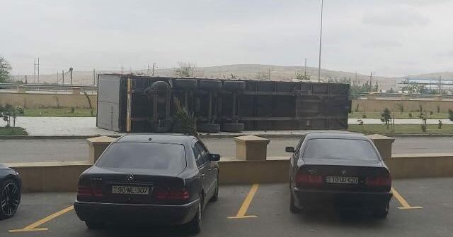 Güclü külək TIR-ı aşırdı
