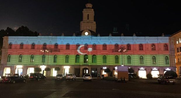 Tbilisidə binalardan biri Azərbaycan bayrağının rənglərinə boyandı
