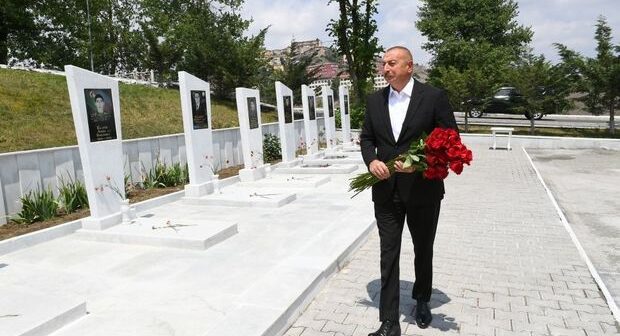 Prezident Daşkəsəndə Şəhidlər xiyabanını ziyarət edib