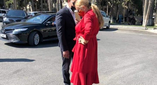 Anım Günündə al qırmızı geyinən Mehriban Qaralova kimdir? – FOTO