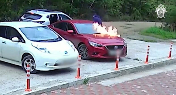 Rusiyada içərisində uşaq olan avtomobil qəsdən yandırıldı – VİDEO
