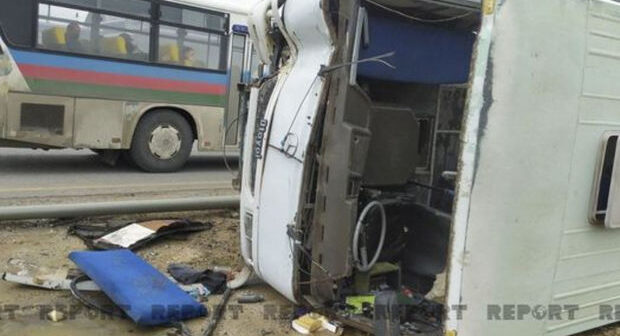 Azərbaycanda sərnişin avtobusu qəzaya uğradı: Xəsarət alanlar var