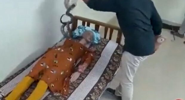 Başqası ilə evlənmək üçün arvadının yatağına kobra atdı – FOTO/VİDEO