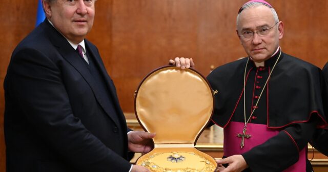 Roma Papası Ermənistan prezidentinə “unitaz” orden göndərdi – FOTOLAR