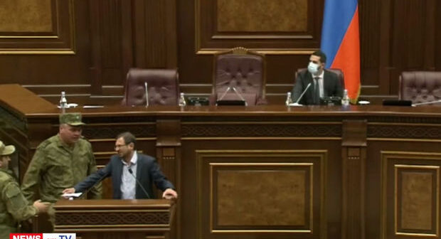 Ermənistan parlamentində qalmaqal: Deputatın qollarını burub zaldan çıxardılar – VİDEO