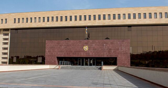 Ermənistanda nazirlik rəsmisi hərbi hissəni satıb