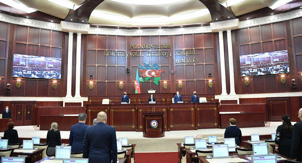Parlamentin iclası: Dərman “davası”, 12 deputatın “aradan çıxması” – REPORTAJ