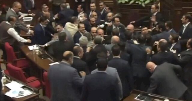 Ermənistan parlamentində dava düşdü – Video