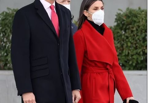 İspaniya kraliçası yenə köhnə geyimdə ictimaiyyət qarşısına çıxdı – FOTO