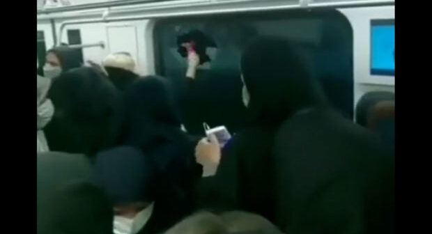 İran metrosunda boğulan insanlar qatarın şüşələrini qırdılar – VİDEO