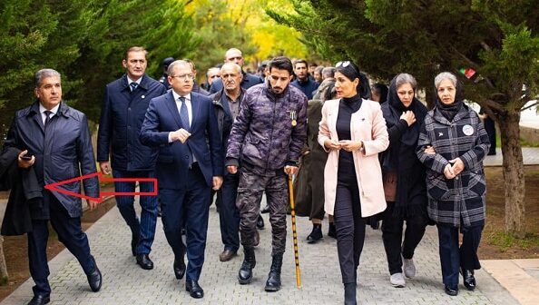 İcra başçısının şəhid tədbirində qeyri-korrekt davranışı – FAKT