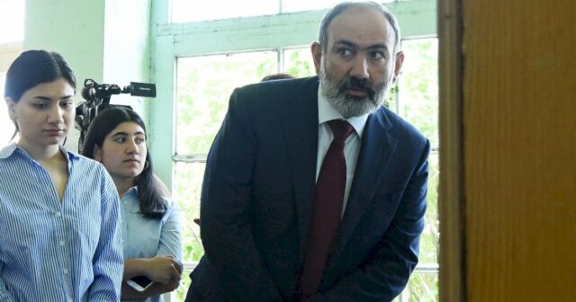 Tarix müəllimi dərs zamanı Paşinyanı öldürüb ailəsini yandırmaqla bağlı çağırış etdi