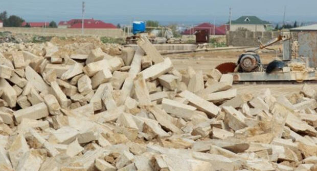 Bakı karxanasında dəhşətli ölüm: İşçi daş kəsən maşınının arasında qaldı
