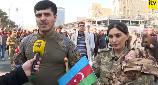 Müharibə zamanı tanış olan qazi və tibb bacısı Zəfər Gününə övladları ilə gəldilər – VİDEO