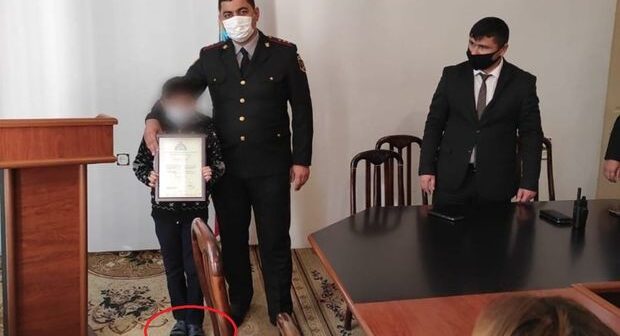 Ağstafada uşağın mükafatlandırma tədbirinə sandalla gəlməsi müzakirələrə səbəb oldu