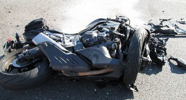 Bakıda avtomobillə vurulan motosikletçinin ayağı sınıb