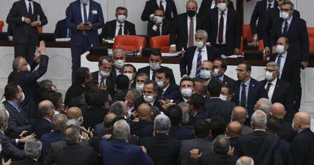 Türkiyə parlamentində Süleyman Soyluya görə əlbəyaxa dava – Video