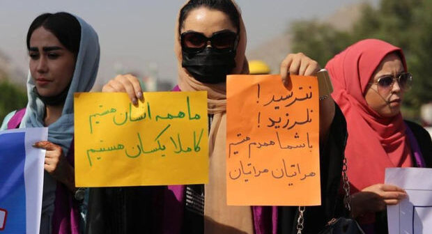 Taliblər etiraza qalxan qadınlara atəş açdılar