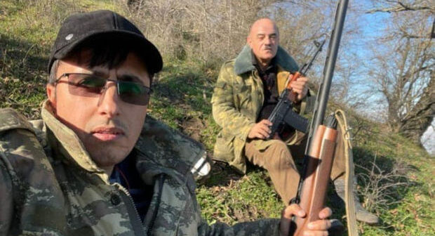 Azərbaycanda vəzifəli şəxsin “Kalaşnikov”la fotosu yayıldı