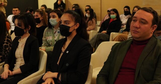 24 dekabr tarixində Nizami Kino Mərkəzində “Davam” adlı mahnı və klipin media və ictimaiyyətə təqdimatı baş tutub.