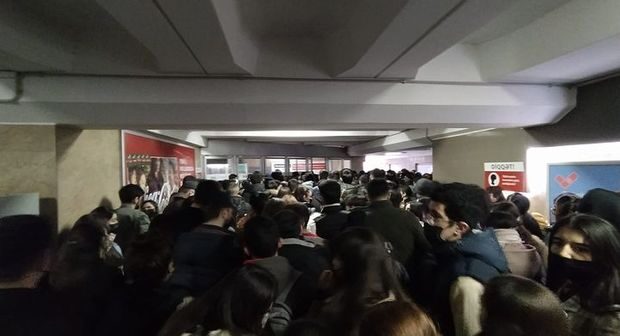 Bakı metrosunda vətəndaşlardan ETİRAZ: Süni sıxlıq, yoxsa pandemiya qaydaları?