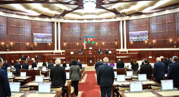 Parlament iclasları: “Aradan çıxan” deputatlar