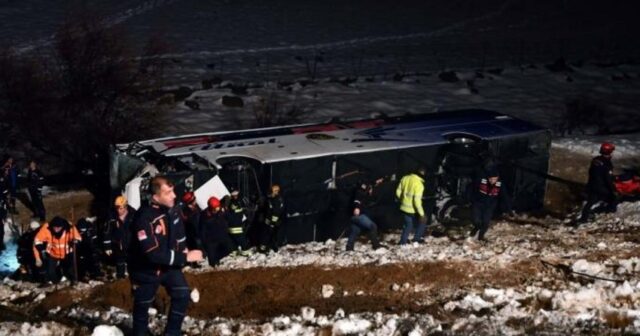 Türkiyədə avtobus aşıb, 28 nəfər yaralanıb