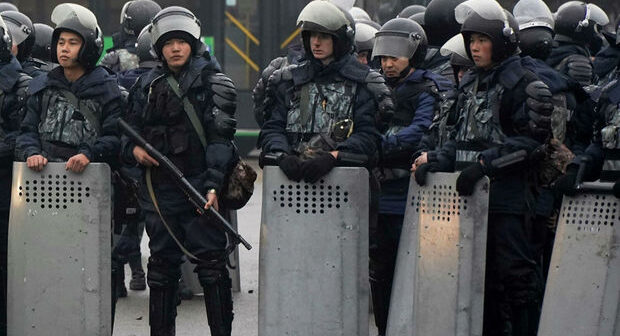 Almatıda silahlı iğtişaşçılar “Mir” telekanalının binasında barrikada qurublar – VİDEO